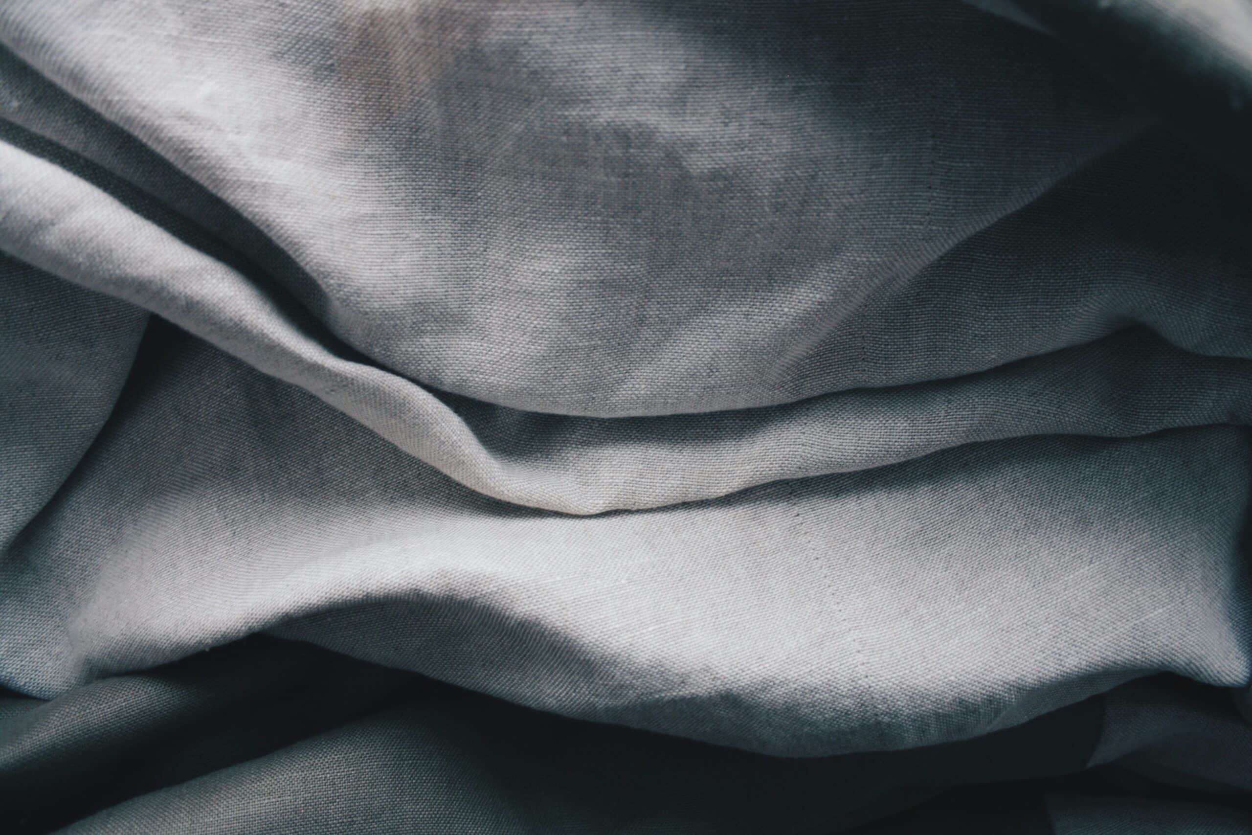 Tissu en lin gris drapé en plis souples